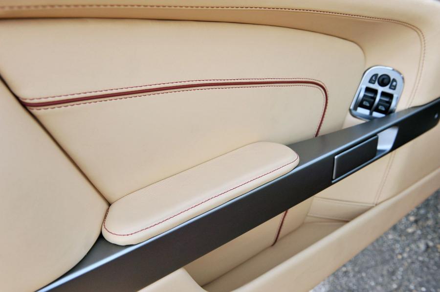 Детали интерьера Aston Martin DB9 2013 года  (NA) (фото 17 из 60)